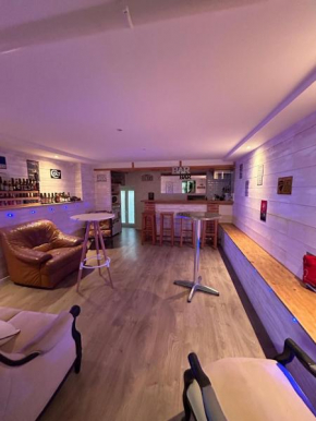 Maison spacieuse avec bar et garage